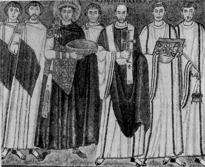 Императо Юстиниан и его придворные. Мозаика в церкви Сан-Витале в Равенне (VI в.)